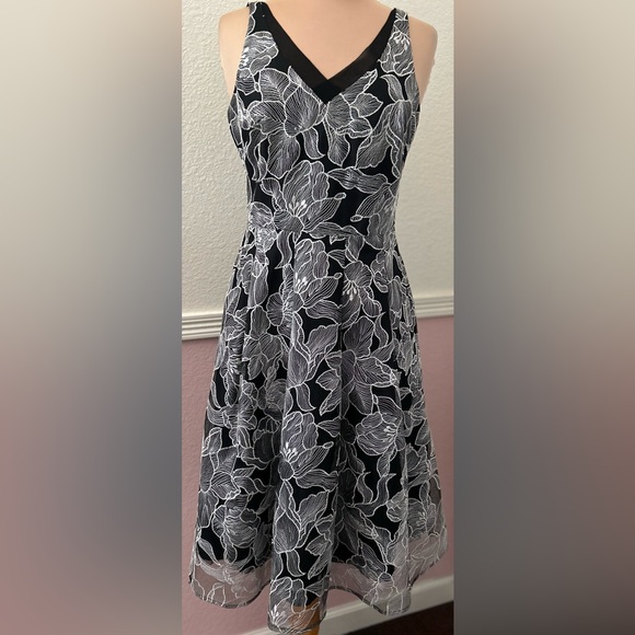 White House Black Market Dresses & Skirts - WHBM dress size 8
